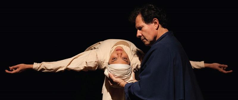 Ana Cecília Costa e Joca Andreazza na peça "A Língua em Pedaços" 