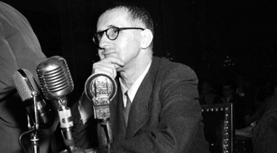 O dramaturgo alemão Bertolt Brecht depõe nos Estados Unidos