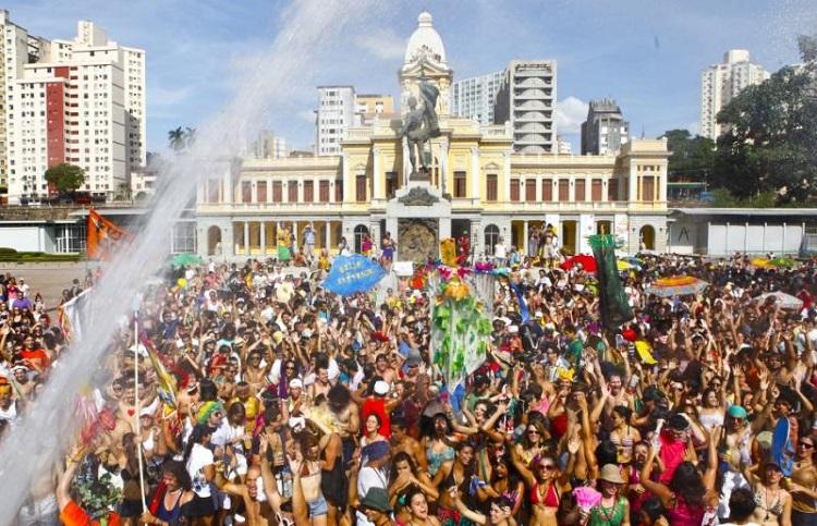 Festa na capital mineira reúne vários foliões